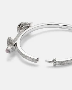 Armreif Chakra Icon aus 18kt Weißgold mit Diamanten und Quarz Silber