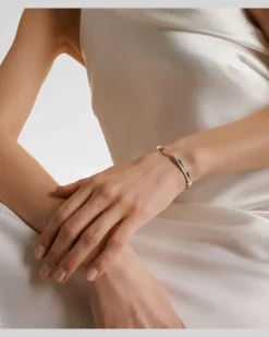 Armreif Serti Sur Vide aus 18kt Weißgold mit Diamanten Silber