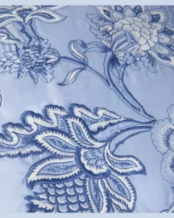 Besticktes Kissen Bloom aus Baumwolle Blau