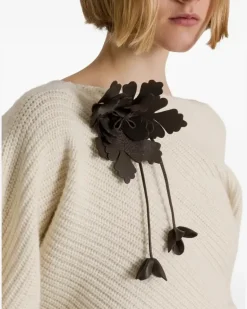 Brosche aus Leder mit Blumenmotiv - Braun
