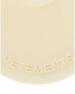 Brosche mit Logo-Prägung - Nude