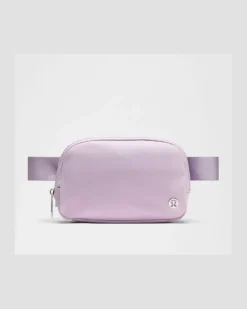 Everywhere Gürteltasche Größe in Lilac Play/Silver