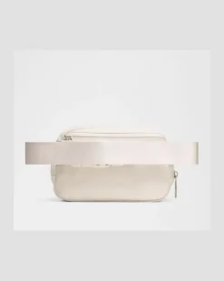 Everywhere Gürteltasche Größe in Light Ivory/Silver