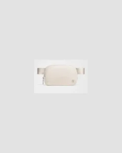 Everywhere Gürteltasche Größe in Light Ivory/Silver