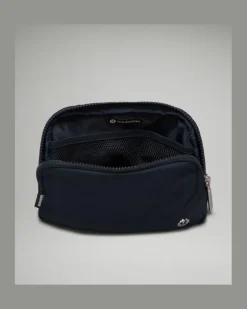 Everywhere Gürteltasche Größe in True Navy