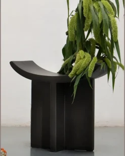 Hocker aus Eiche mit abgerundetem Sitz - Schwarz