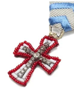 Medaillenbrosche mit perlenverziertem Kreuz und Zickzackband - Blau