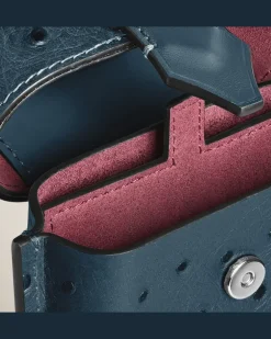 Multifunktionales Etui mit Federdetail aus Leder mit Straußenprägung - Samtblau - Leder - MB220478 - Taschenaccessoires
