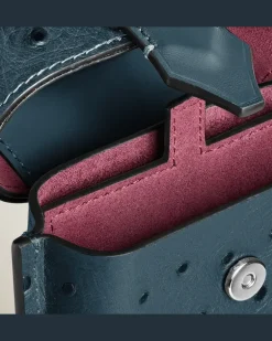 Multifunktionales Etui mit Federdetail aus Leder mit Straußenprägung - Samtblau - Leder - MB220478 - Taschenaccessoires