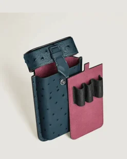 Multifunktionales Etui mit Federdetail aus Leder mit Straußenprägung - Samtblau - Leder - MB220478 - Taschenaccessoires