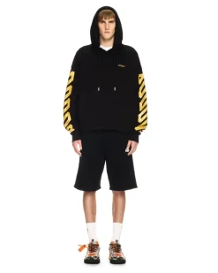 Schwarzer Hoodie mit Pfeil