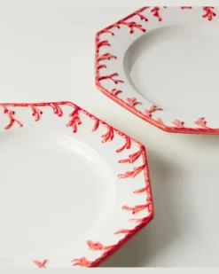 Set aus vier Speisetellern Rot