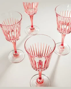 Set aus vier Weingläsern Rot