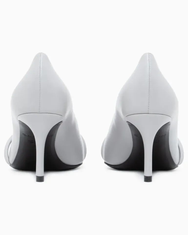 Spitze Pumps aus Leder mit Riemen und Stiletto-Absatz Grau
