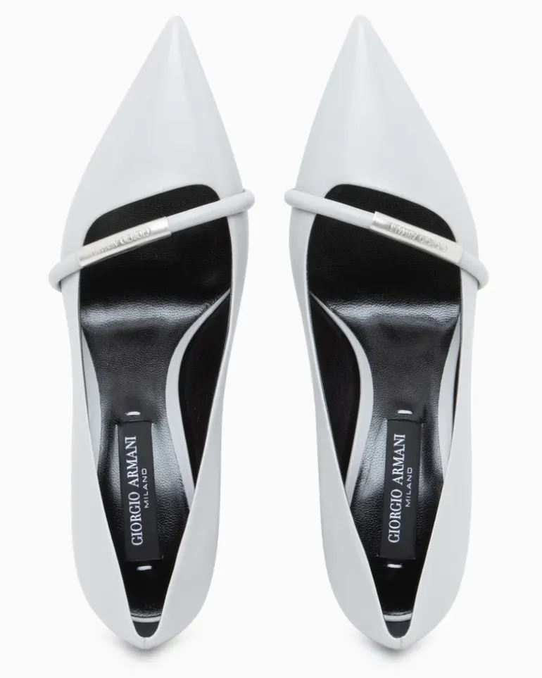 Spitze Pumps aus Leder mit Riemen und Stiletto-Absatz Grau