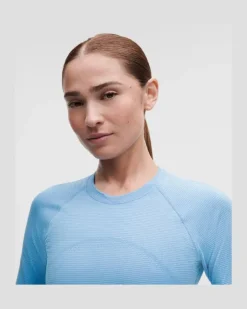 Swiftly Tech Cropped-Langarmshirt 2 für Frauen – Größe in Spandex Stripe Ocean Wave/White
