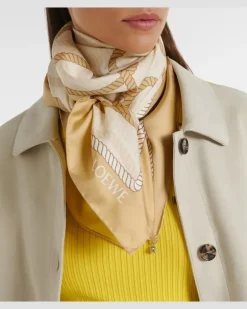 Tuch Anagram aus Seiden-Twill Beige